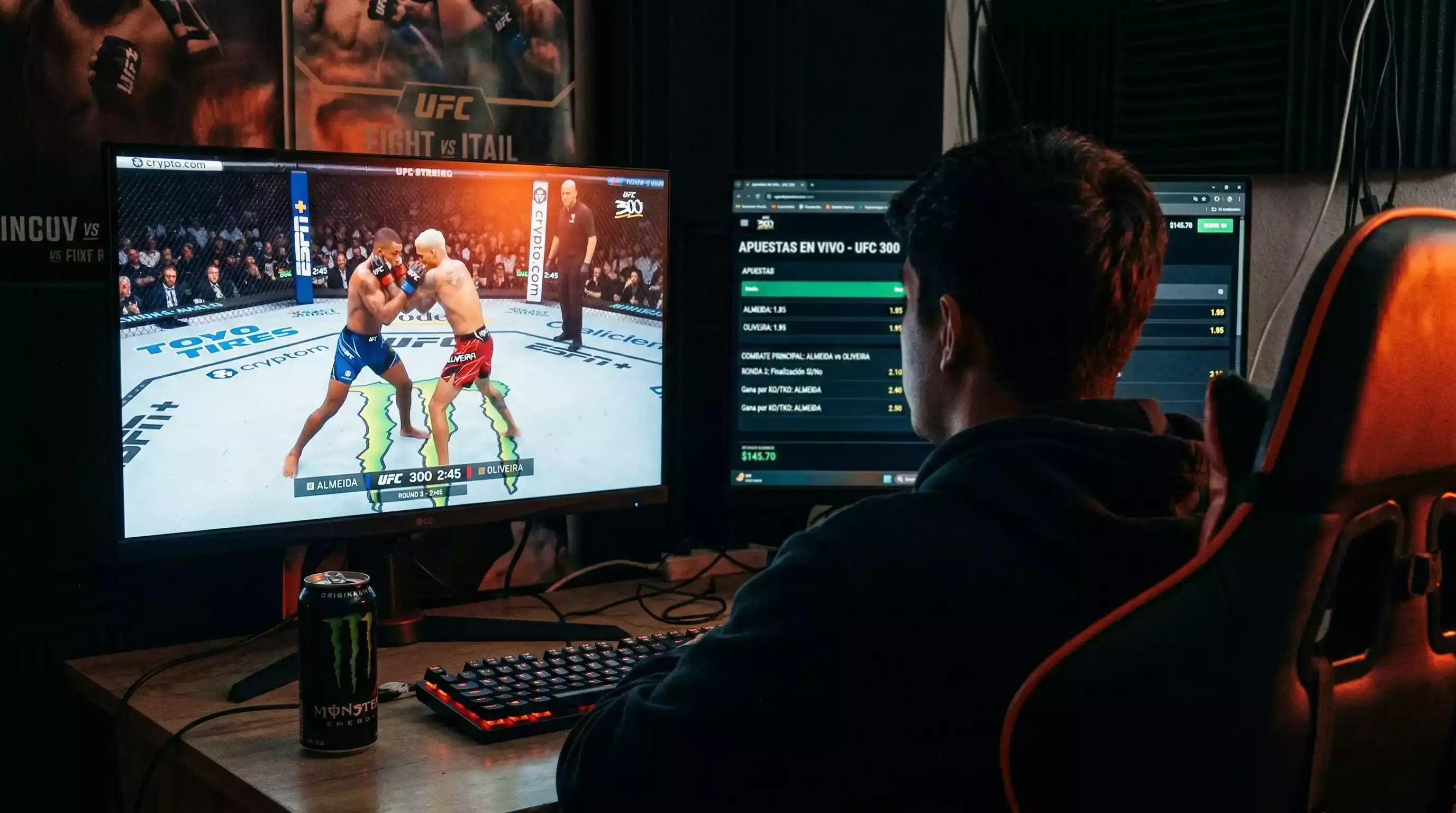 Apostador viendo combate UFC en vivo con apuestas en tiempo real