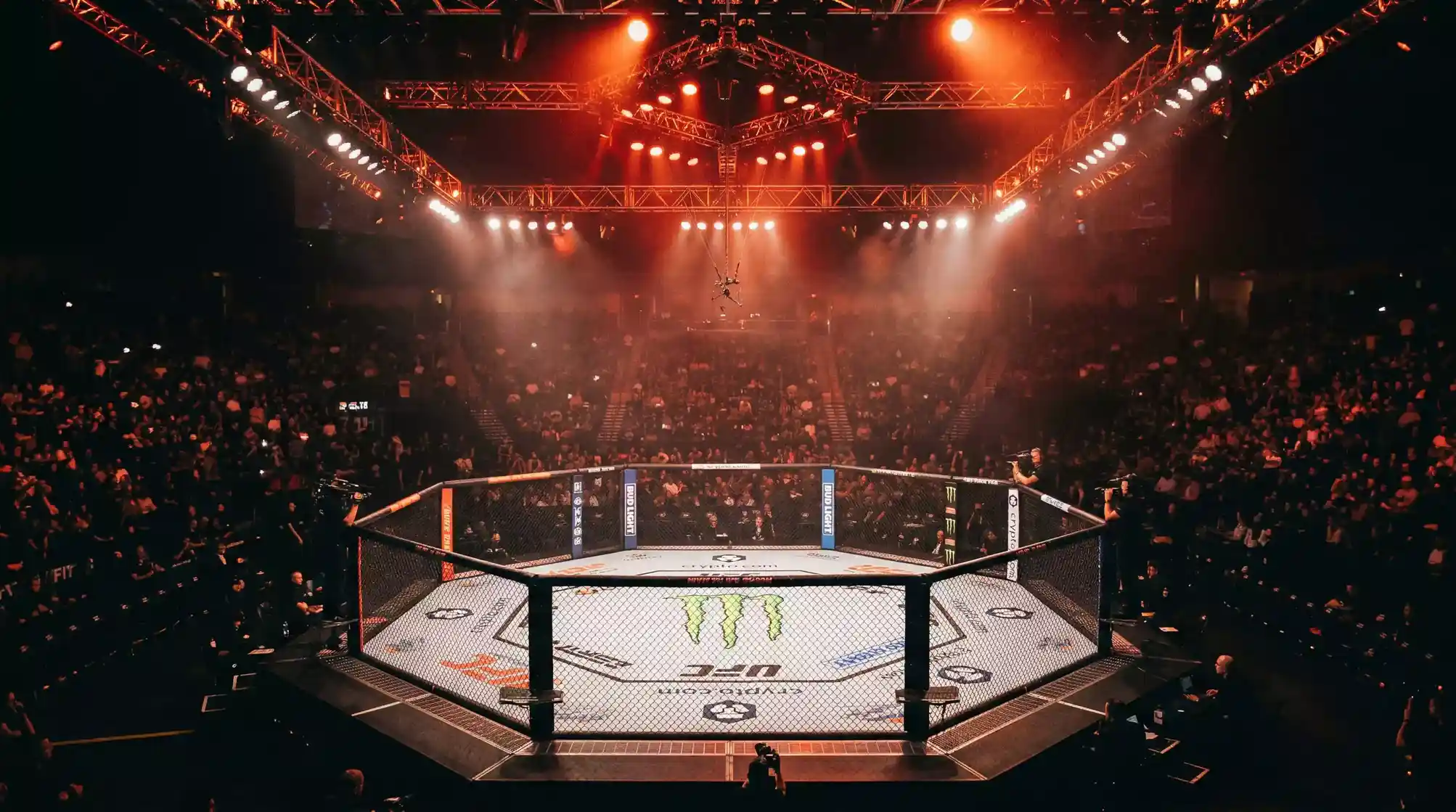 Octágono de UFC con gráficos de estadísticas y cuotas de apuestas superpuestos